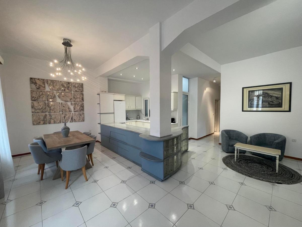Dr. J. Spon Apartment نافبكْتوس المظهر الخارجي الصورة