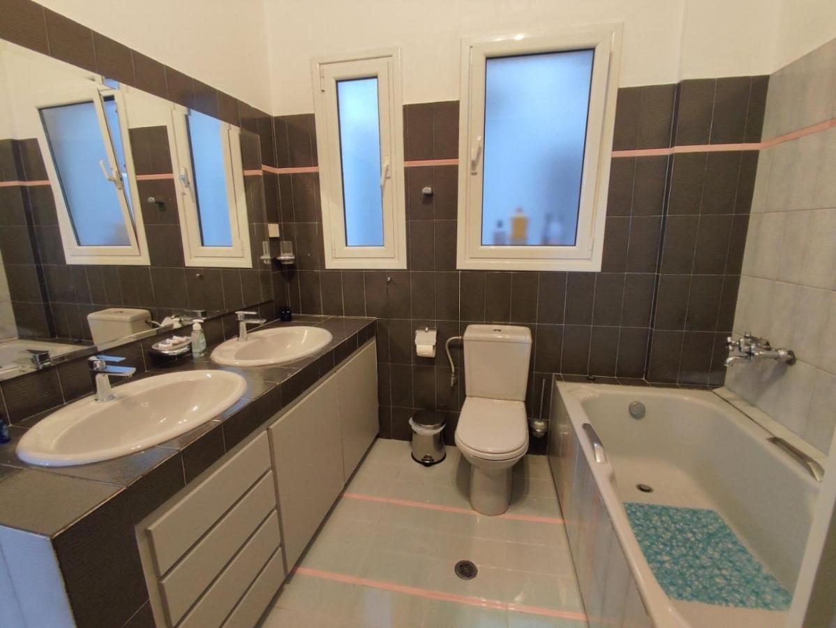 Dr. J. Spon Apartment نافبكْتوس المظهر الخارجي الصورة